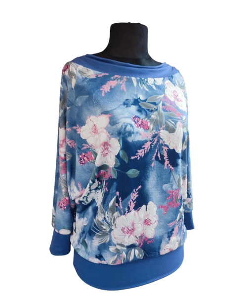 Kwiecista bluzka z rękawem 3/4 kimono - lejący drapowany dekolt